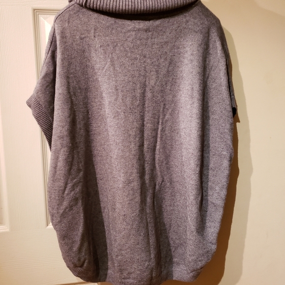 Women's Gray Sleeveless Cowl Neck Poncho Sweater! - Picture 6 of 10